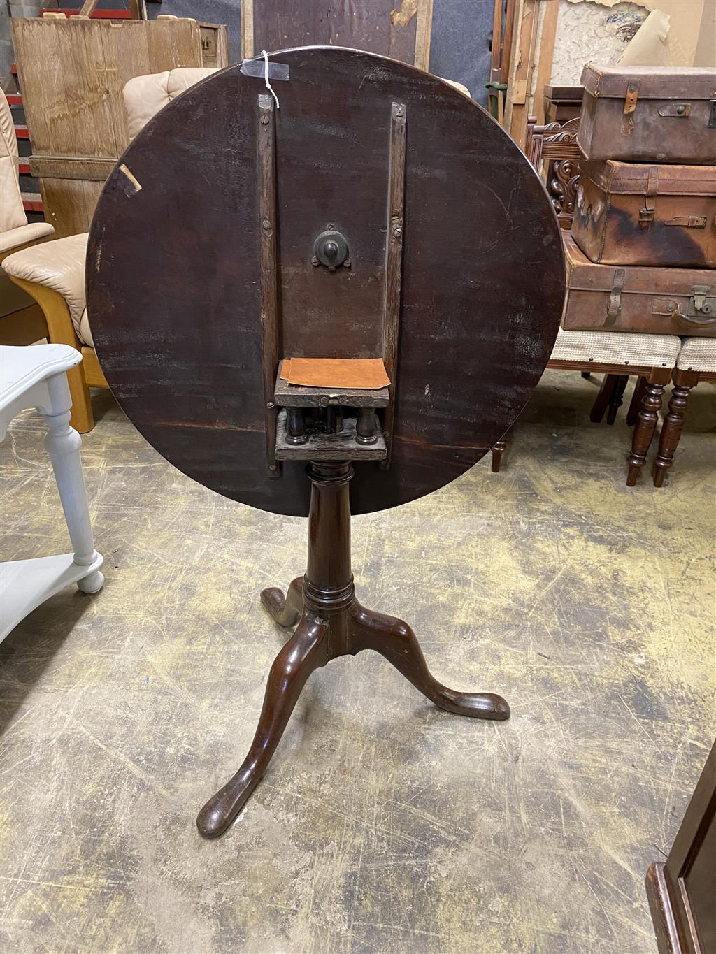 A George III mahogany tilt top circular tea table, 73cm diameter, height 68cm
